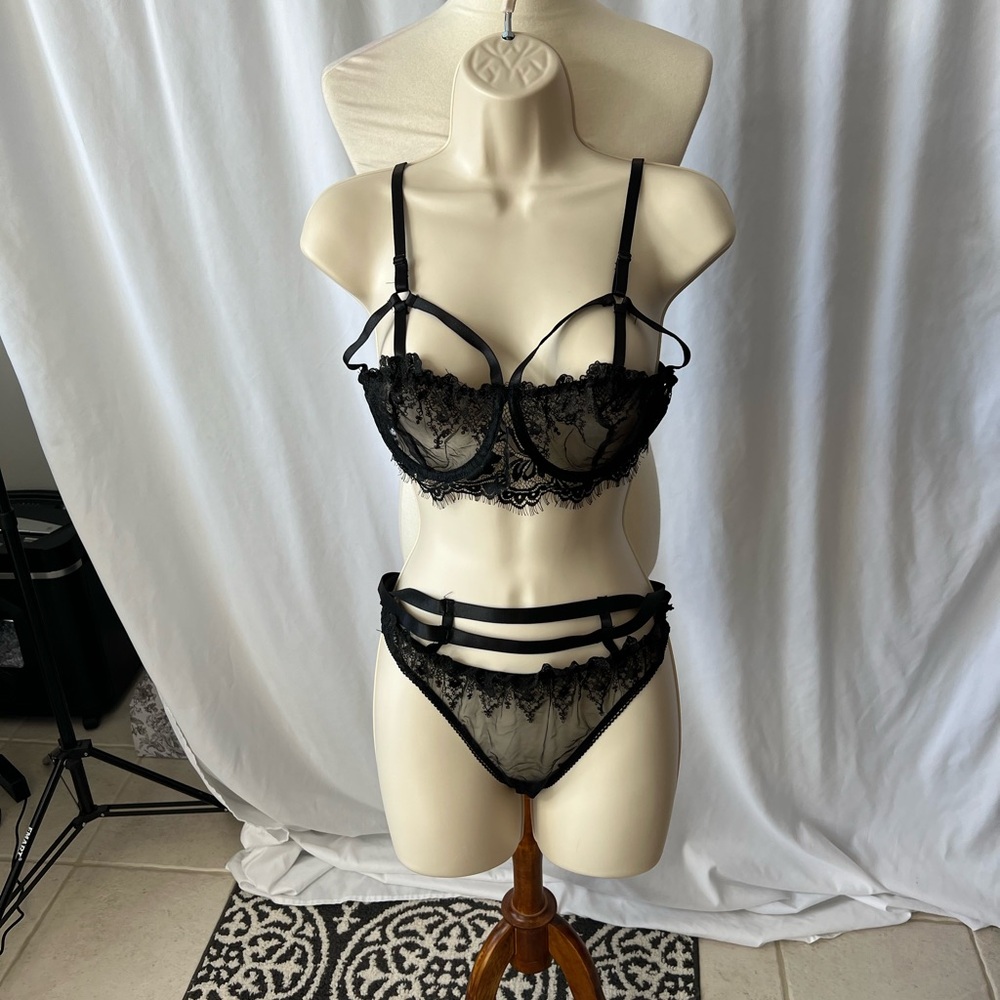 Roma Confidential Black Lace Strappy Lingerie Set – Bra & Panty – L/XL - NWOT